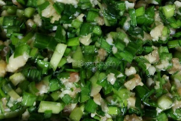 韭菜马蹄肉末金鱼饺子的做法图解4