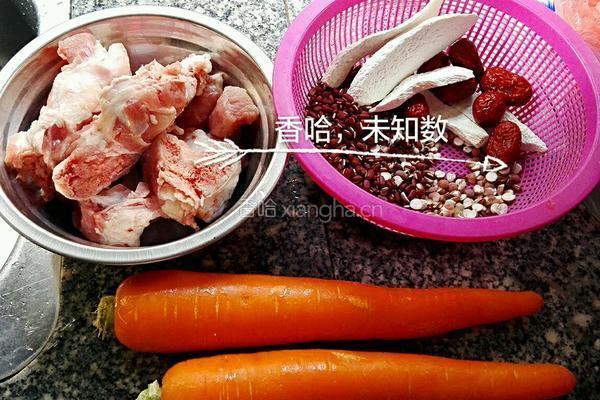 胡萝卜猪骨汤的做法图解1