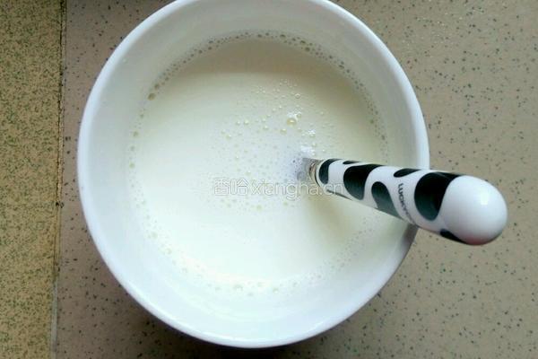 抹茶牛奶鸡蛋羹的做法图解1