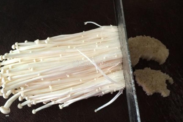 凉拌金针菇的做法图解1