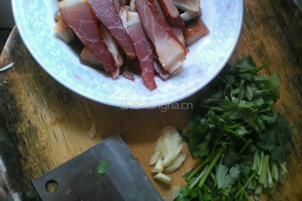 香菜炒腊肉的做法图解1