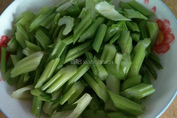 芹菜胡萝卜炒粉条的做法图解2