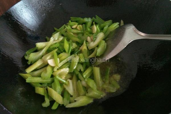 芹菜胡萝卜炒粉条的做法图解6