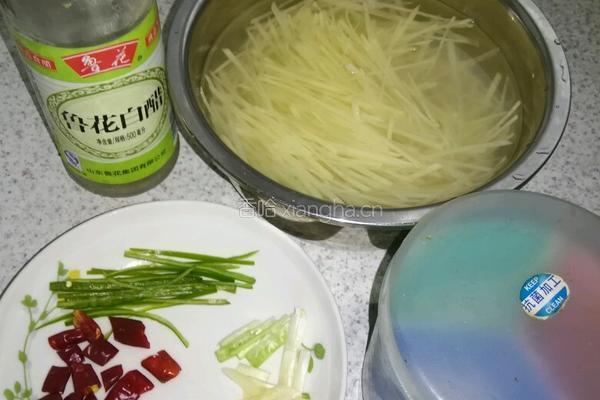 酸辣土豆丝的做法图解1