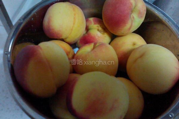 黄桃罐头的做法图解1