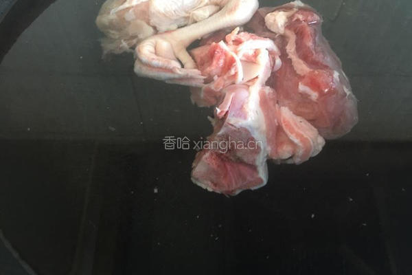 什锦菇煲猪骨汤的做法图解1