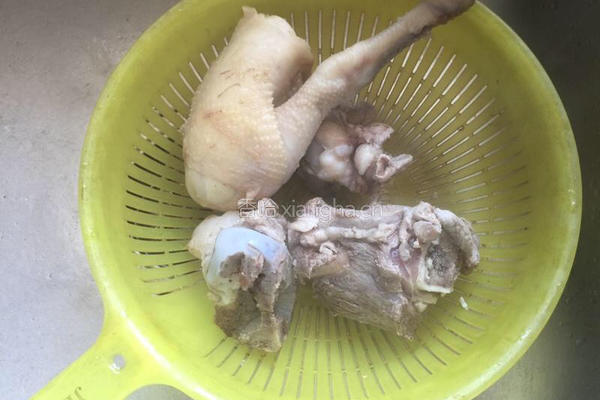 什锦菇煲猪骨汤的做法图解3
