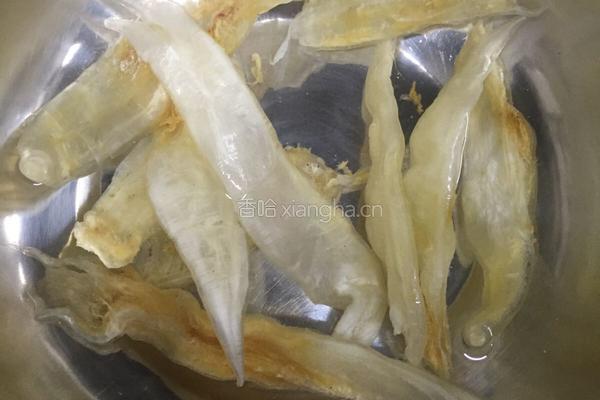 花胶黑蒜炖排骨的做法图解1