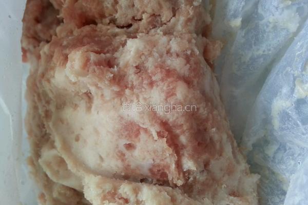 胡萝卜马蹄瘦肉饺子的做法图解1