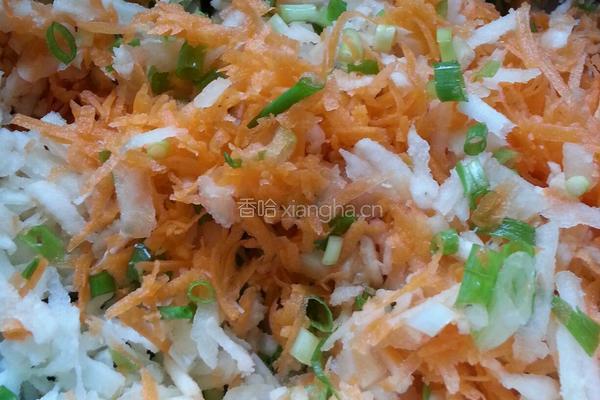 胡萝卜马蹄瘦肉饺子的做法图解2