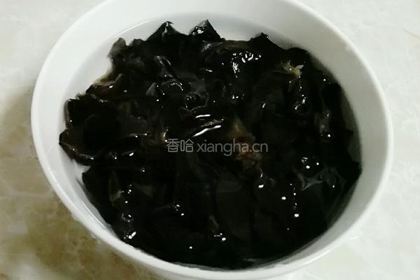 甜椒肉丝炒木耳的做法图解1