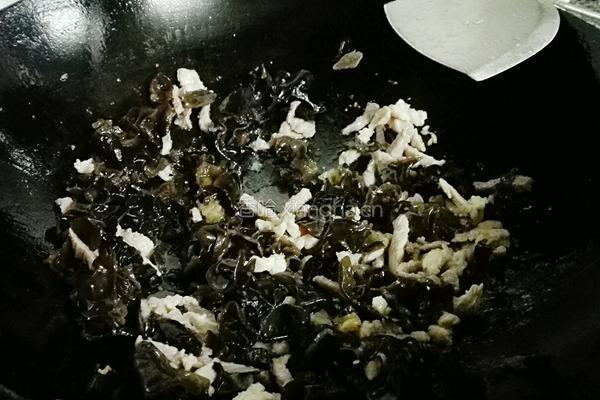 甜椒肉丝炒木耳的做法图解5