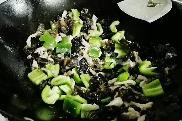 甜椒肉丝炒木耳的做法图解6