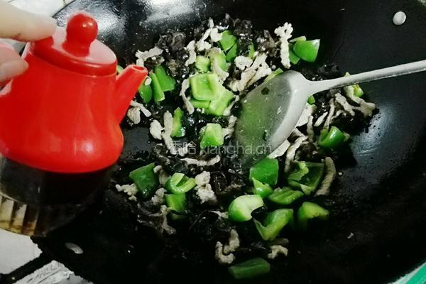 甜椒肉丝炒木耳的做法图解7