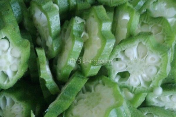 秋葵炒榨菜条的做法图解2