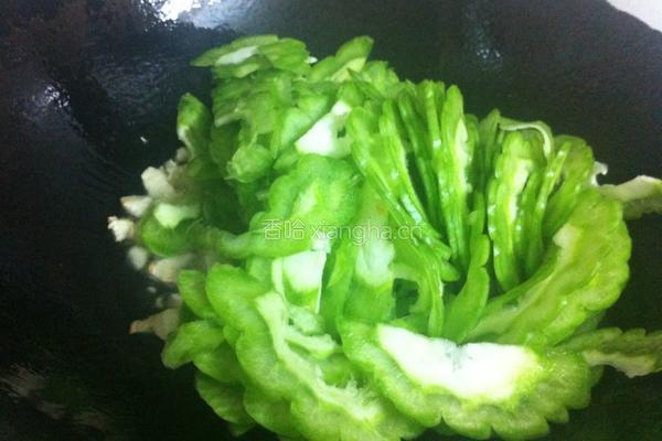 鸡蛋炒苦瓜的做法图解5