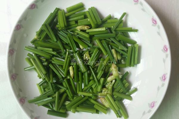 韭菜花炒猪肉的做法图解1
