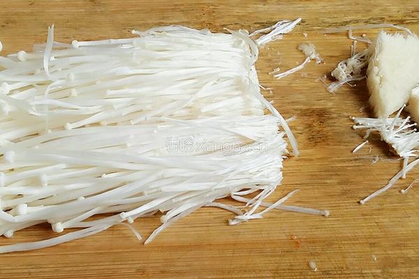 西红杮金针菇鸡蛋汤的做法图解2