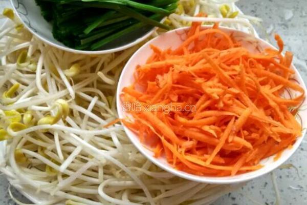 营养三色菜（豆芽、胡萝卜炒韭菜）的做法图解1