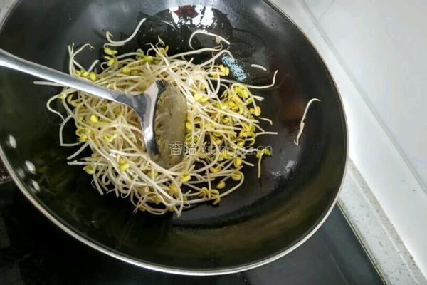 营养三色菜（豆芽、胡萝卜炒韭菜）的做法图解2