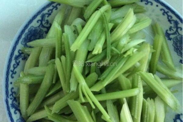 芹菜鲫鱼的做法图解2