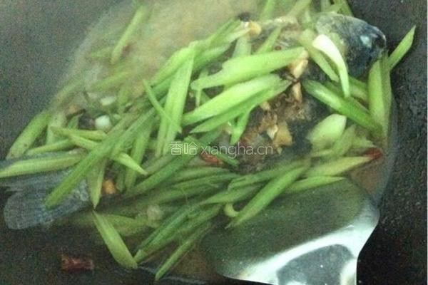 芹菜鲫鱼的做法图解7