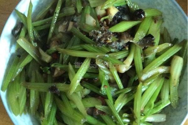 芹菜鲫鱼的做法图解8