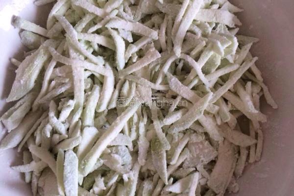 丝瓜鸡蛋饼的做法图解1