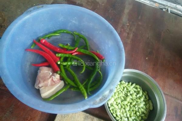 毛豆炒肉的做法图解1