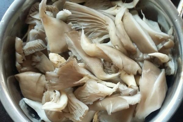 小鸡炖蘑菇的做法图解2