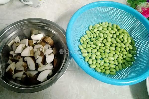 毛豆冬菇煮豆腐的做法图解1