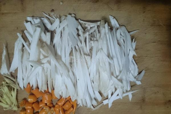 韭菜炒鸡腿菇的做法图解1