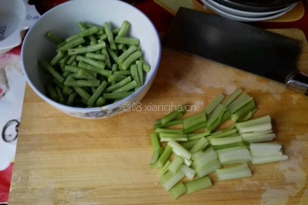 豆角土豆配芹菜的做法图解1