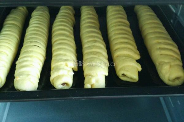 毛毛虫豆沙面包的做法图解5