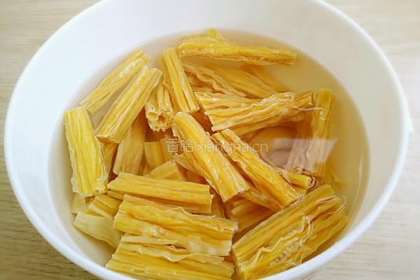 凉拌腐竹银耳的做法图解1