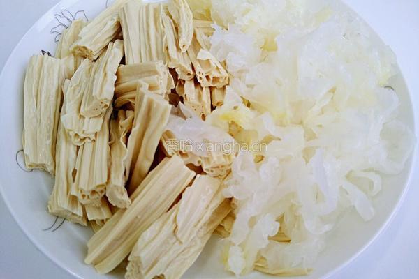 凉拌腐竹银耳的做法图解3