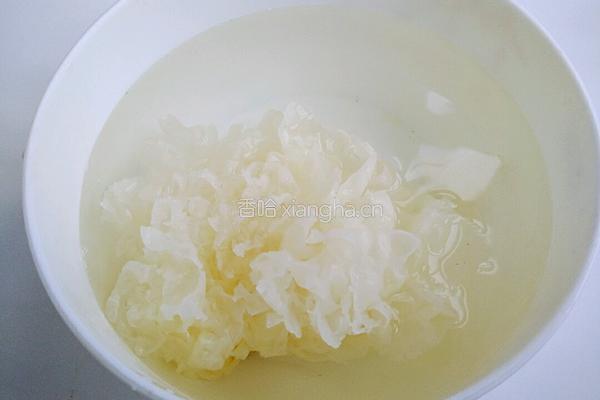 凉拌腐竹银耳的做法图解2