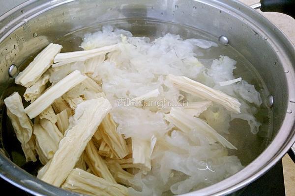 凉拌腐竹银耳的做法图解4