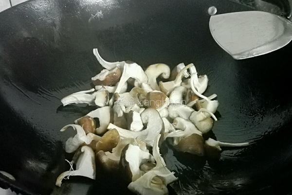 冬菇炒小白菜的做法图解3