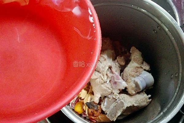 猪骨祛湿汤的做法图解4