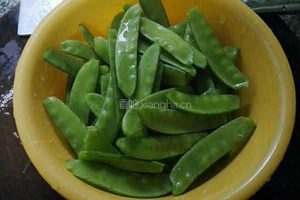 腊肠炒荷兰豆的做法图解1