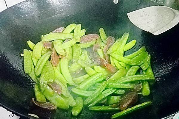 腊肠炒荷兰豆的做法图解5
