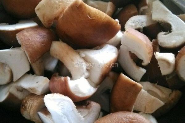 香菇板栗炖鸡的做法图解2