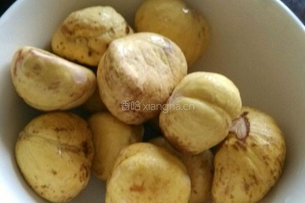 香菇板栗炖鸡的做法图解3