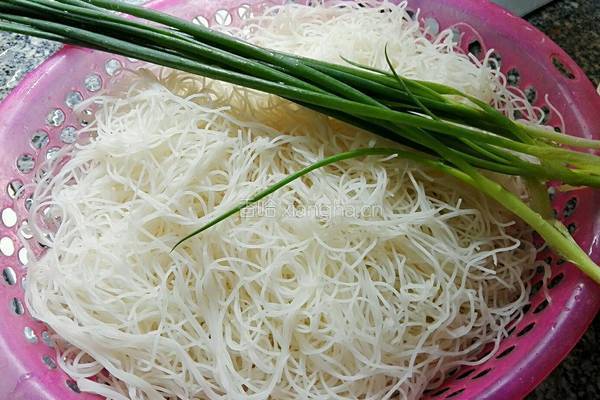 生菜炒米粉的做法图解1