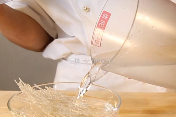 酸菜白肉粉条的做法图解2