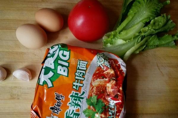 番茄鸡蛋炒方便面的做法图解1