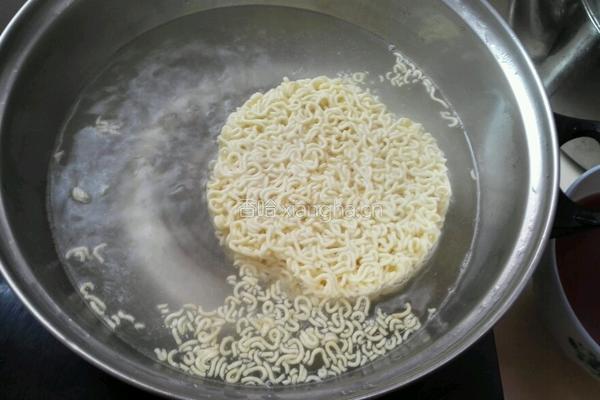 番茄鸡蛋炒方便面的做法图解3