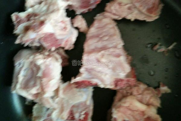 板栗猪骨汤的做法图解3