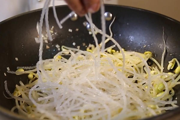 黄豆芽炒粉条的做法图解7